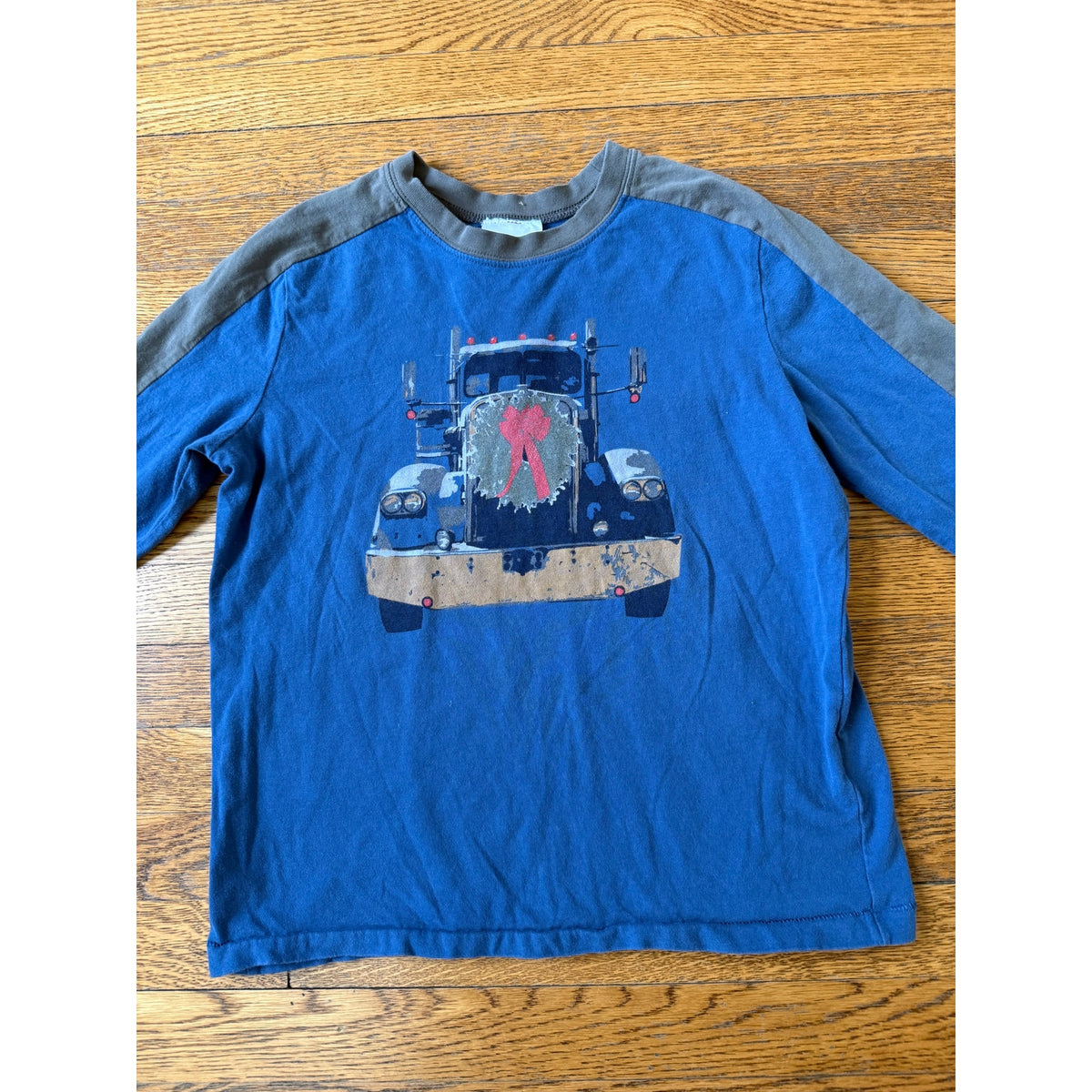 Hanna Andersson Boys' Holiday Truck & Wreath Shirt 8